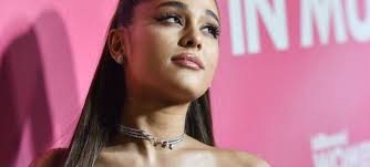Ariana grande cerró un año complicado con una noticia que le alegra el corazón, y es que la cantante de pop se comprometió con su novio dalton gómez. Ariana Grande Se Casa En Secreto Con Dalton Gomez Love 40 Los40