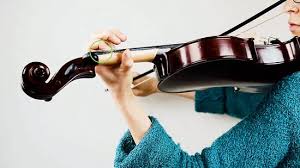 The thumb in this illustration is all the way back against start by placing the violin on your left shoulder/collar bone, lifting your chin slightly and placing the end pin. How To Play The Violin 14 Steps With Pictures Wikihow