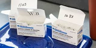 Het vaccin bevat een onschadelijk gemaakt verkoudheidsvirus met een stukje gen van het coronavirus ingebouwd. Covid 19 Pas Encore Injecte Le Vaccin Janssen Deja Freine En Europe