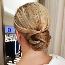 dame mit blonden haaren und eleganter hochsteckfrisur dutt frisur mittellange haare frisuren einfach frisur hochgesteckt