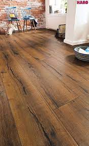 Yatak odalarında genelde zeminde büyük halılara yer verilir, fakat evin diğer bölümlerinde olduğu gibi yatak odaları da döşeme kaplamalarında modaya uygun. Mineflo Yer Dosemesi Renkli Zemin