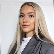 Lola Bender's Instagram, Twitter & Facebook