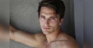 10 photos sexy de Jay Lavigne de La Voix qui vous feront oublier qu'il fait  -30 dehors...