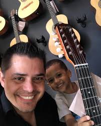 Wellington Assis. Fundador e diretor da Escola de Música Betesda  interpretando “Pagode em Brasília” #violeiros #musica #comitivadocerrado  #ranchodosmineiros#violeiros #violacaipira
