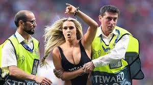 Es sollte ein «streich» sein: Flitzer Kinsey Wolanski Profil Von Champions League Final Flitzerin Geloscht