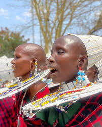 Wakina mama wa jamii ya Kimasai wakifurahia kwa hisia matukio wakati wa  sherehe za kufunga mradi wa Kisongo Makuyuni, hakika hii inatosha kuelezea  miaka 21 ya furaha na maendeleo yaliyosheheni amani na