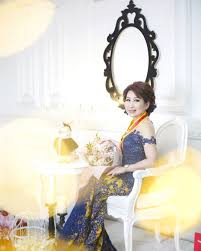 May 20, 2021 · iis pakai long dress hitam lengan panjang yang simpel nan elegan. 60 Model Kebaya Wisuda Modern Simple Terbaru 2020