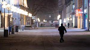 Wie viele personen dürfen in brandenburg. Debatte Um Corona Lockdown Jetzt Lieber Einmal Richtig Tagesschau De