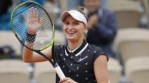 Bylo vypozorovatelné, že údery estonky ztráci přesnost, pohyb byl vlažnější. Vo Finale Zenskej Dvojhry Na Roland Garros Sa Stretnu Vondrousova Proti Bartyovej Televizia Markiza