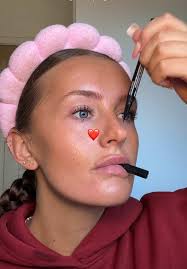 Happy Tuesday! 🧡 Products: @Weleda UK Skin Food Light @PLOUISE Bronze...