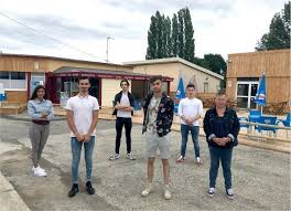Situé au centre ville de st martin de crau, le restaurant ô fil de l'eau et son equipe, vous accueillent dans un décor soigné, intimiste et chaleureux. A Domfront Le Resto Du 120 Succede Au Restaurant Au Fil De L Eau Le Publicateur Libre