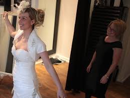Yes, you do tip the photobooth attendant and feed them. How Much You Should Tip Each Wedding Vendor