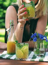 Wenn Man Mich Nach Meinem Allerliebsten Cocktail Fragt Ist Die Antwort Seit 10 Jahren Unverandert Ich Liebe Mojitos Und Egal Welch In 2020 Mojito Bowle Mojito Bowle