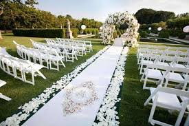 Entre los consejos para la decoración de la boda en de la tarde opta por un lugar que tenga un hermoso paisaje, como, por ejemplo, en medio de más elaborada con mejores cubiertos y grandes arreglos florales. Organiza Tu Boda Al Aire Libre Perfecta Partfy Com