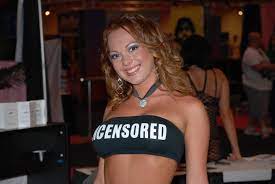 File:Lindsey Lovehands at Exxxotica Miami 2009 (9).jpg - Wikimedia Commons