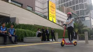 Skuter ni dapat membantu orang tua, orang kurang upaya, wanita hamil, keluarga yang bawa anak kecil, dan orang yang ada masalah lutut. Kejadian Skuter Listrik Minta Korban Pelaku Tak Ditahan