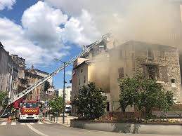 Incendie Dans Le Centre Ville D Annonay Une Trentaine De Pompiers Toujours Sur Place
