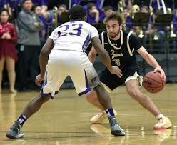 Menggiring bola bertujuan antara lain untuk mendekati jarak sasaran, melewati lawan, dan cara melakukan menggiring bola yang dikutip dari herwin (2004 : Teknik Cara Dribbling Dalam Bola Basket Teknik Bola Basket