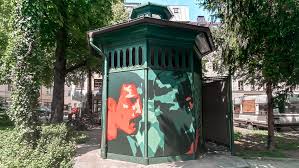 A printable cartonish model of freddie mercury with his iconical white tank shirt and blue jeans from live aid concert in 1985 singing eeeeoooo! The Pissoir Denkmal Outdooractive Com