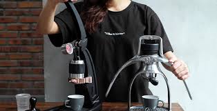 Hanya berbobot 1,7 kg, anda pun takkan dibuat repot mesin pembuat kopi terbaik ini tergolong hemat listrik. Rok Vs Flair Mana Pembuat Espresso Manual Terbaik Majalah Otten Coffee