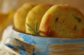 Tagliare a metà e farcire con la pancetta coppata. Focaccine Al Rosmarino Con Farina Di Ceci Rosso Fragola