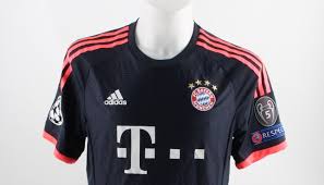 Questa maglia da calcio adidas del bayern monaco è ispirata al bambino di monaco, uno dei simboli della città. Muller Bayern Munchen Shirt Issued Worn C League 2015 2016 Charitystars