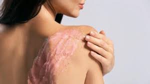 Scrub enggak hanya untuk badan saja lho, bibir juga butuh di scrub agar kulit mati yang terdapat pada bibir terkelupas. Hemat Biaya Begini 4 Cara Mudah Bikin Lulur Sendiri Di Rumah