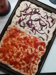 Togliete la teglia dal forno e farcite mettendo la salsa di pomodoro e la mozzarella tagliata a dadini molto piccoli, o a scaglie sottili. Come Cuocere La Pizza Nel Forno Di Casa Metodi E Consigli Pratici E Quasi Magia In Cucina