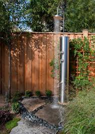14 Designs Fur Anregende Gartenduschen Gartendusche Solardusche Garten Und Brunnen Garten