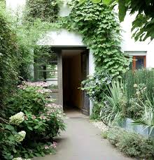 In Diesem Kleinen Hofgarten Scheinen Die Pflanzen Mit Grosser Beharrlichkeit Alles Gebaute Uberschirmen Zu Wollen Und Die Garten Hofgarten Hydrangea Quercifolia