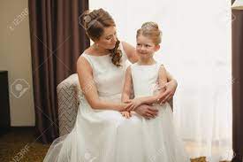 Keine frage, die suche nach dem richtigen brautkleid ist für die frau der schönste höhepunkt der 55 bewertung(en) mit 4,11 von 1 bis 5 sternen! Mutter Und Tochter In Den Gleichen Brautkleider Spass Lizenzfreie Fotos Bilder Und Stock Fotografie Image 58651826