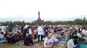 Sungguh sesuatu yang kurang tepat, karena idul fitri bukanlah waktu khusus untuk saling maaf memaafkan. Masyarakat Diizinkan Gelar Salat Tarawih Dan Salat Idul Fitri 2021 Berjamaah Tribun Bali