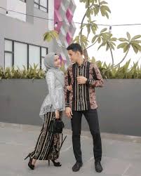 Baju couple untuk acara tunangan, baju couple lamaran muslimah, baju lamaran couple hijab, inspirasi baju tunangan, baju couple untuk kebaya modern kebaya couple muslim berbahan brokat warna. 30 Model Kebaya Couple Modern Terbaru Kondangan