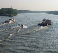 File:Donauschiffe P1080409.jpg