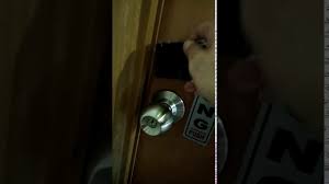 Tombol pintu terkunci dari dalam dan tak buleh buka.cara mudah untuk dibaiki dengan hanya menggunakan satu alat yg. Cara Buka Tombol Pintu Kepala Bulat Click Subscribe Untuk Diy Akan Datang By Pablo Honey