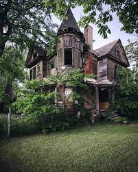 Beautiful Abandoned Places On Instagram Abandoned House In Detroit Photo By Sketchyjawns In 2021 Abandoned Houses Abandoned Places Scary Places
