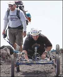 BBC NEWS | Asia-Pacific | Paraplegic scales Mount Fuji