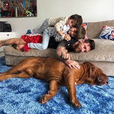 Messi is not argentina's world cup captain, he is a pet puma who is living like a house cat. Bleacher Report On Twitter Messi S Dog Is Literally The Biggest Member Of His Family Via Leomessi Instagram