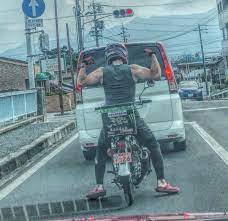 刺青柄の日焼け防止アームカバー みんなが考えた煽り運転防止グッズでの対策が面白すぎる こぐま速報 スーパーカブ カスタム バイク ステッカー 煽り