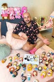 Check spelling or type a new query. Tiago Abravanel Mostra Quarto Rosa E Colecao De Bonecas No Ape Onde Vive Com O Marido Famosos Extra Online
