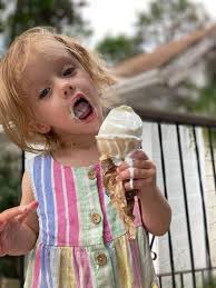 Who enjoy childrenhood with icecream 🍨