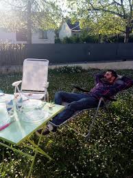 on profite du soleil chez yeahyeahgirl avec le mobilier de jardin babou chaise longue blanche 15 et gri balancelle de jardin grande cour arriere balancelle