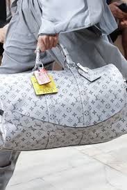 Louis vuitton malletier utilise des cookies, y compris des cookies tiers, à des fins de fonctionnement, d'analyses statistiques, de personnalisation de votre expérience, afin de vous proposer des contenus ciblés adaptés à vos centres d'intérêts et analyser la performance de nos campagnes publicitaires. Well I M Going To Need This One Will Go Beautifully With My Collection Sac A Main Louis Vuitton Sac A Chaussures Sac De Voyage Homme
