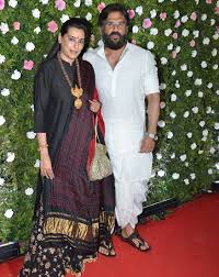 Thackeray was sworn in as the chief minister of maharashtra at a grand function held at the shivaji park in mumbai on in an unusual gesture of humility, soon after completing the formalities, thackeray stepped to the front of the stage and knelt down, touching the. Bollywood Stars Glam Up Amit Thackeray S Wedding