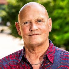 Det här är Michael ”Micke” Ericsson i Hotell Romantik våren 2025 på SVT