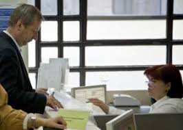 In cazul in care clientii au posibilitate sa plateasca ratele conform graficului, acestia o pot face prin intermediul aplicatiei sau internet banking, pentru a evita vizita la banca. Guvernul A Votat Ratele Bancare Amanate Doar Pentru Debitorii FÄƒrÄƒ RestanÅ£e LoviÅ£i De Covid 19 27 03 2020 Bursa Ro