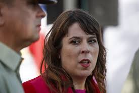 Comienza la carrera por el sillón del FA: Constanza Martínez renuncia como  delegada presidencial