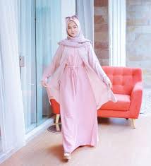 Umur 25 tahun), atau lebih dikenal sebagai ria ricis, adalah aktris, selebriti internet, dan youtuber berkebangsaan indonesia. Cerita Ria Ricis Putuskan Berhijab
