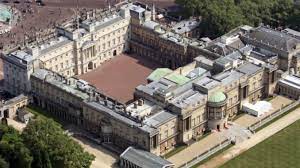 1761 kaufte knig georg iii den palast als privatresidenz und erweiterte den bau bis er schlielich drei flgel um einen. Buckingham Palace In London Und Besichtigung