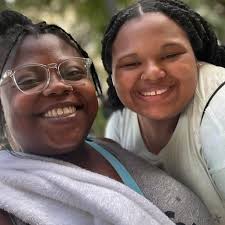 Chileee… Detroit rapper Dank Demoss, who is suing Lyft after a driver  allegedly refused her a ride due to her size, fell all the way backwards  during a recent performance after she